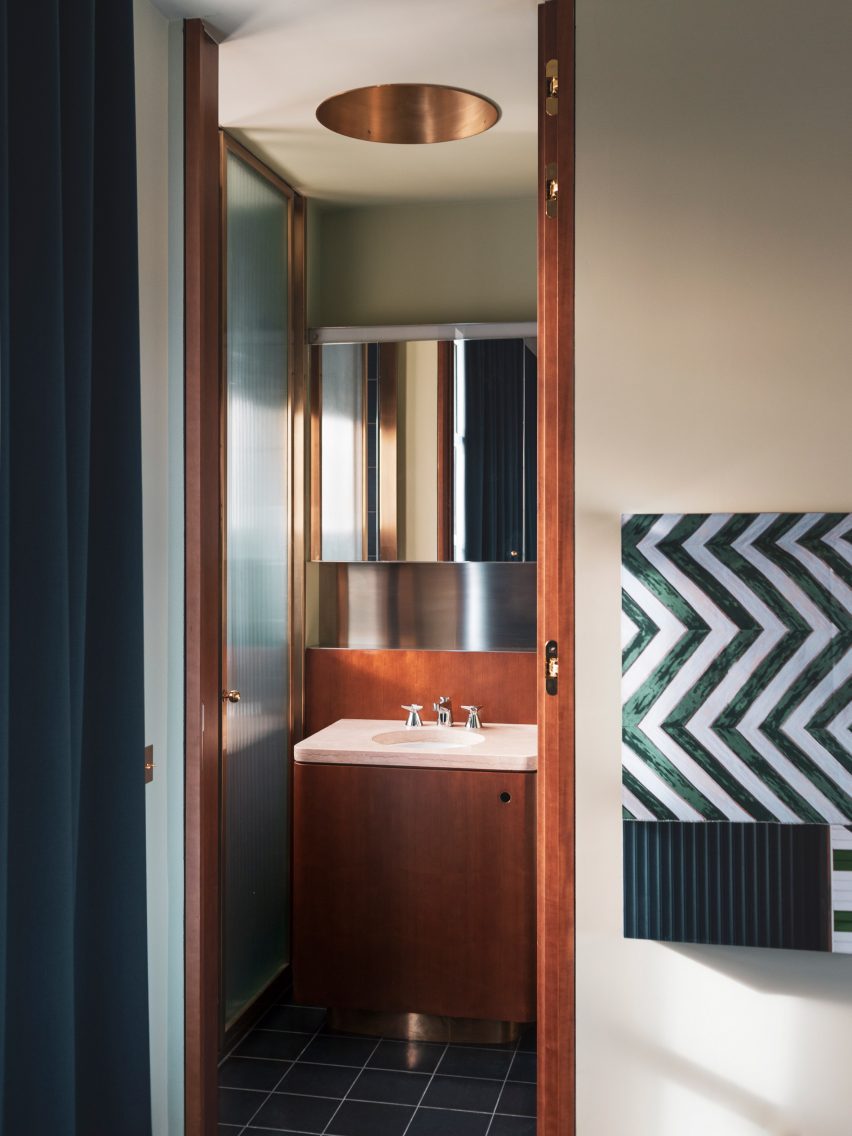 Bathroom in Étage 5 in Latitude 43 by Dimore Studio