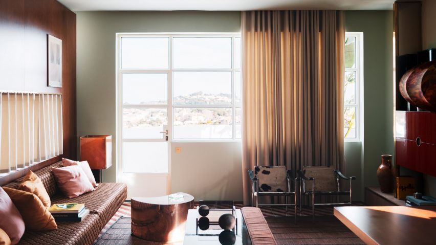 Living room window in Étage 5 in Latitude 43 by Dimore Studio