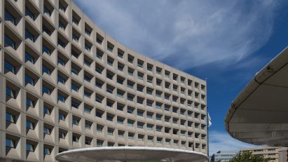 Curved building