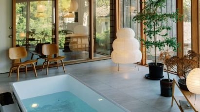 Noguchi Akari lamps next to bathtub