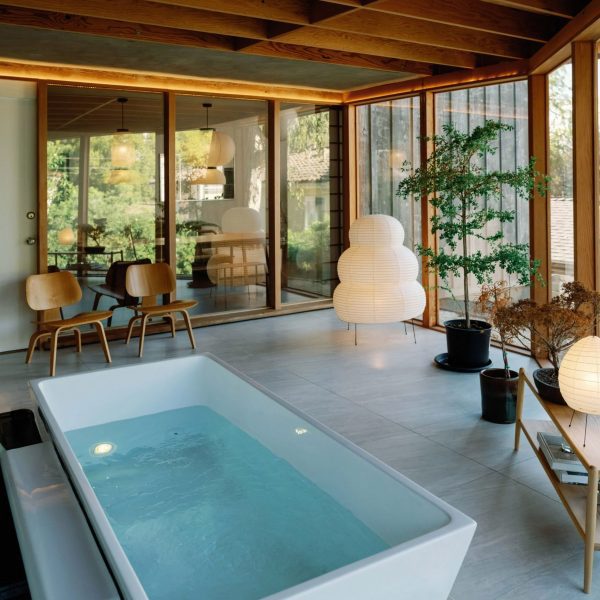 Noguchi Akari lamps next to bathtub