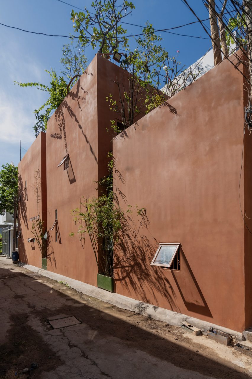 Earthenware House by NAQI & Partners