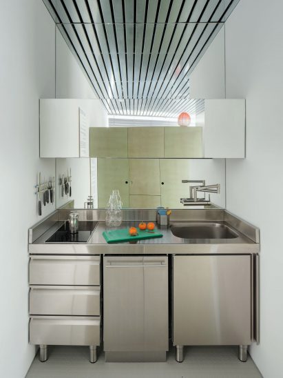 Stainless steel kitchen unit in a Madrid apartment