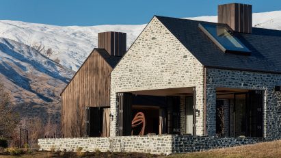 Exterior of The Gatehouse residence by Patterson Associates surrounded by New Zealand mountains