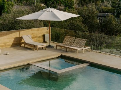 Swimming pool with loungers and a white parasol