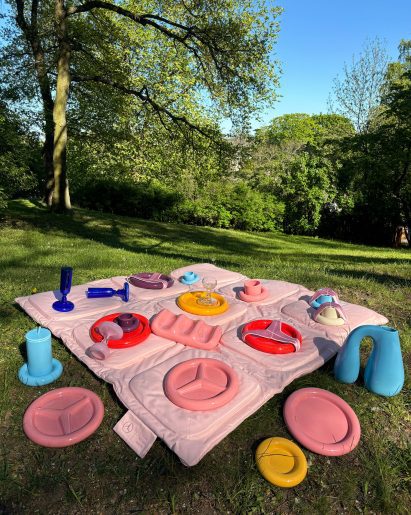 Picnic blanket and tableware by Gustaf Westman for Mercedes