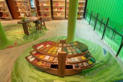 Green collumn carpets in Longchamp store