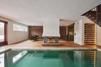 Pool area at updated mid-century modern home by In Praise of Shadows