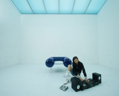 Kouros Maghsoudi hug chair