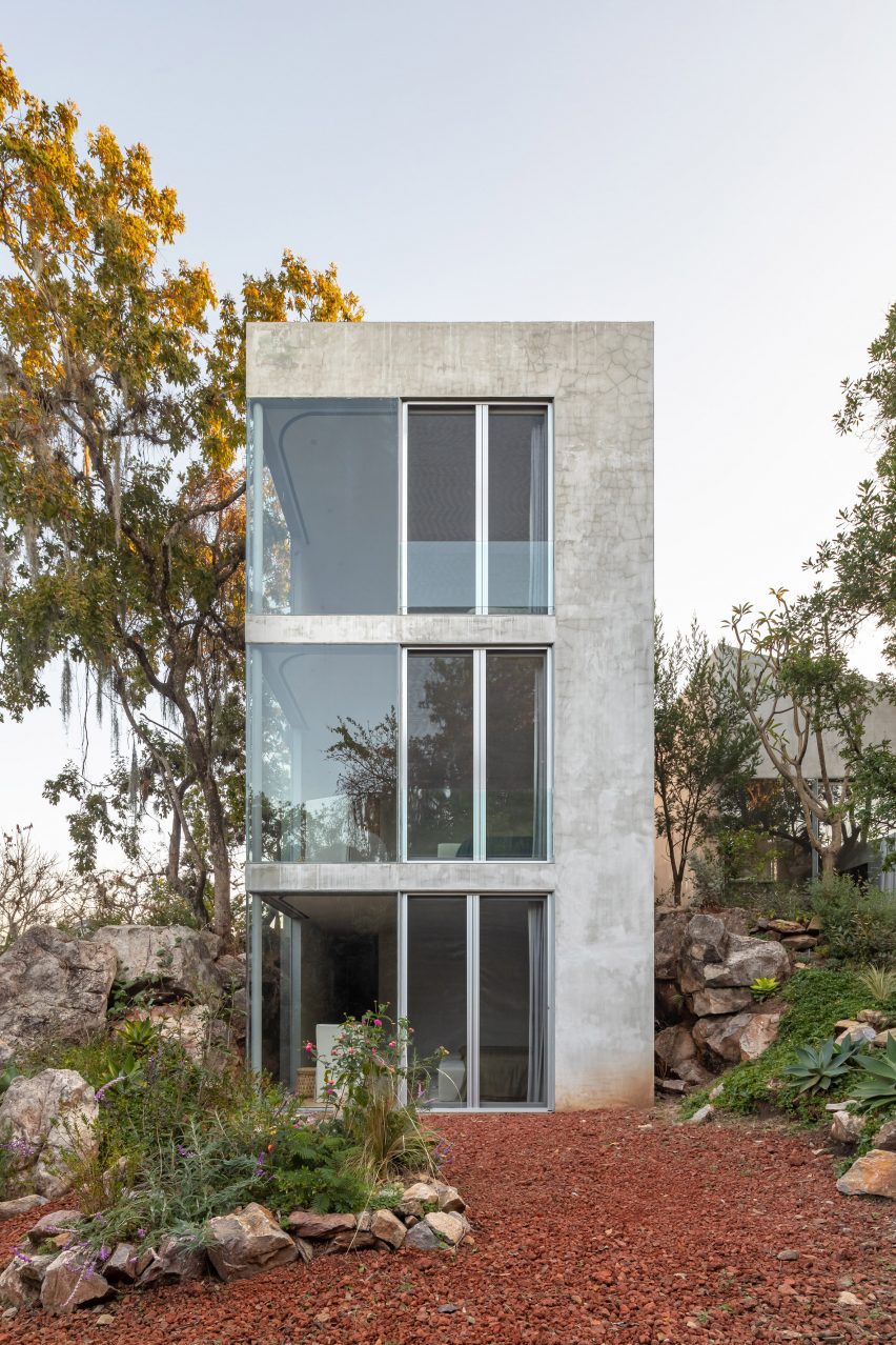 Las Rocas by Ignacio Urquiza and Ana Paula de Alba