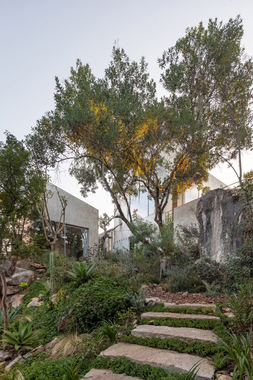 Las Rocas by Ignacio Urquiza and Ana Paula de Alba