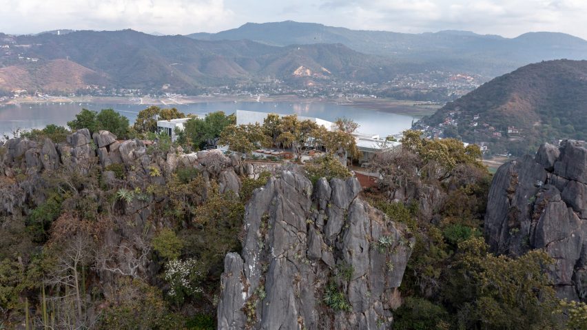 Las Rocas by Ignacio Urquiza and Ana Paula de Alba