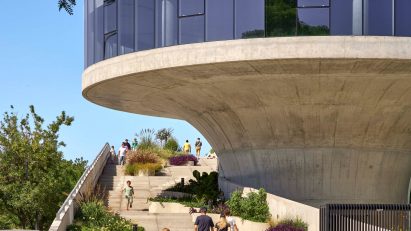 Flared collumn base of tower for green roof