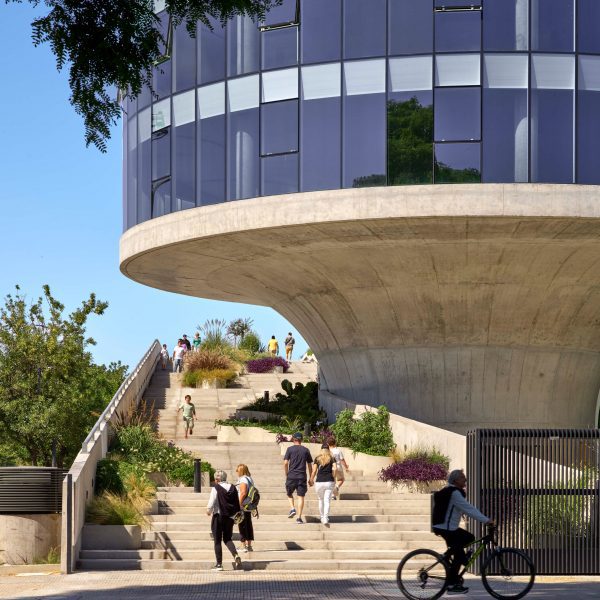 Flared collumn base of tower for green roof