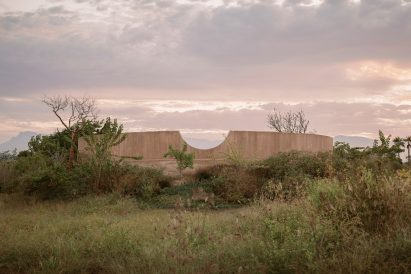 A concrete wall with a semi-circular notch in the top