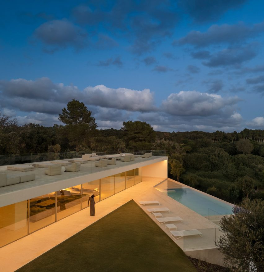 Villa 95 by Fran Silvestre Arquitectos