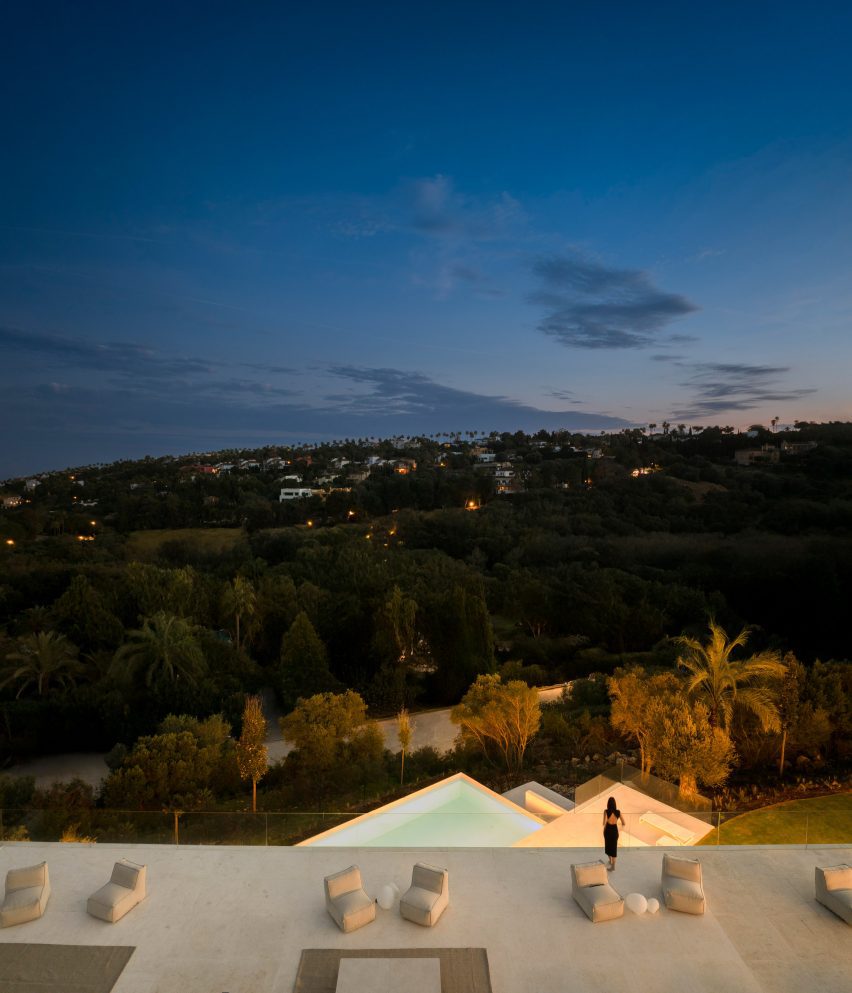 Villa 95 by Fran Silvestre Arquitectos