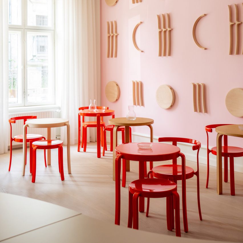 Photo of a cafe with red Magnus Olesen stools