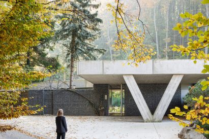 Entrance to concrete home by Paulíny Hovorka Architects