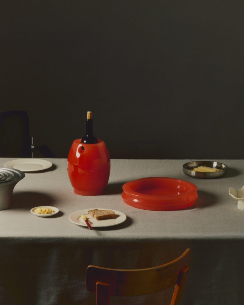 Wineholder and tray in red glass