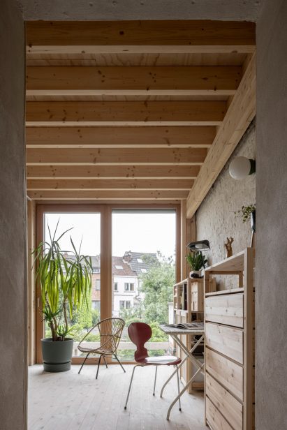Interior view of timber extension by Hé