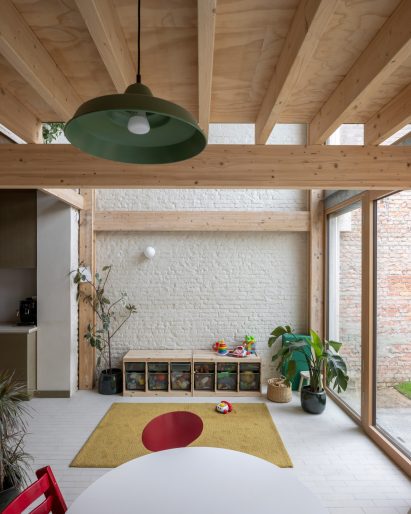 Dining and living space within home by Hé
