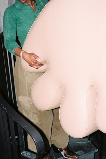 Person holding a Palma pouf