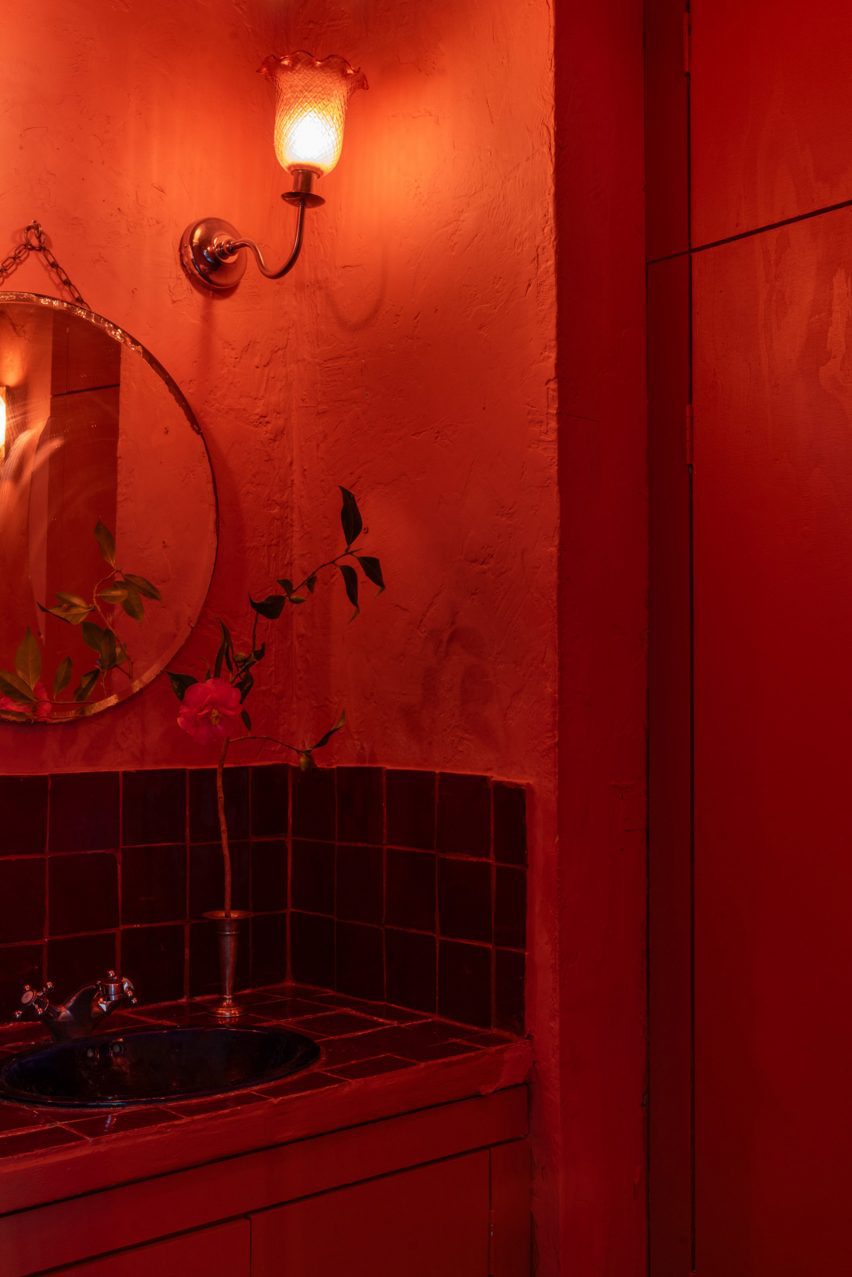 Dark red decorated bathroom
