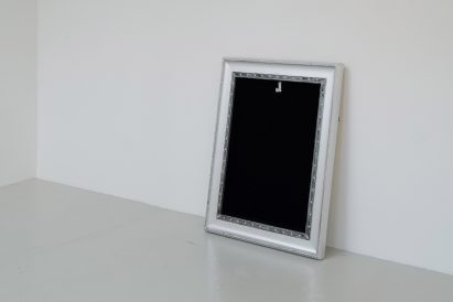 Frame for displaying things by Shun-Hsiung Hung