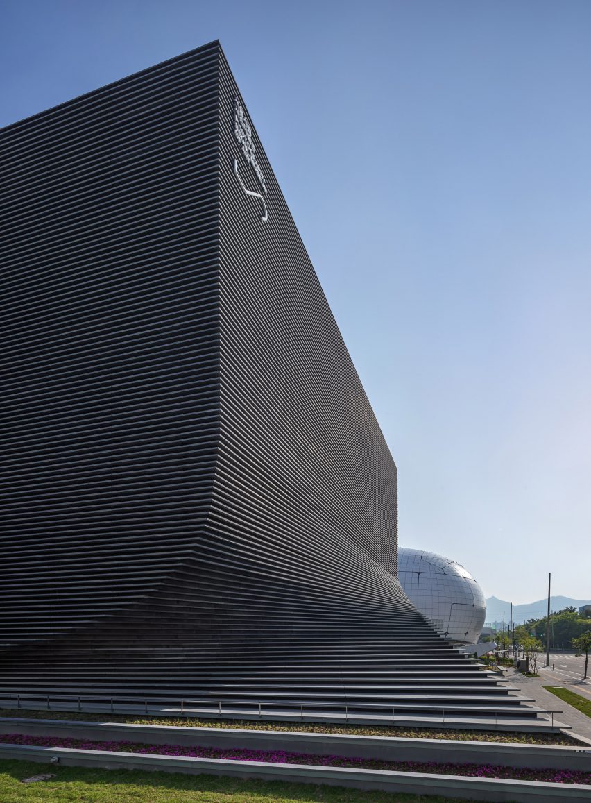 Stepped exterior of the Photography Seoul Museum of Art by Jadric Architektur and 1990uao