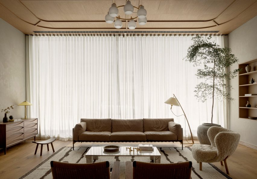 Hotel lounge area with assortment of furnishings