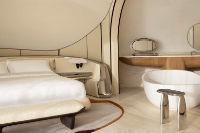 Bed fram in curved pod