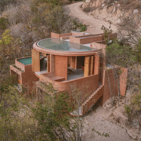 Casa Tobi home with a swimming pool by Espacio 18 Arquitectura