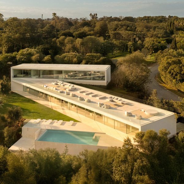 Villa 95 home with a swimming pool by Fran Silvestre Arquitectos