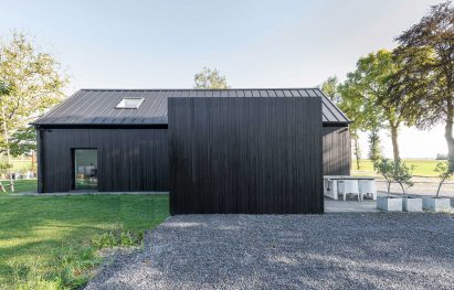 View towards black extension by Studioquint