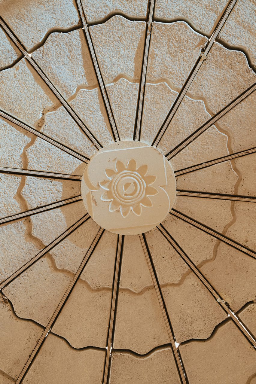Mycelium disk with decorative print