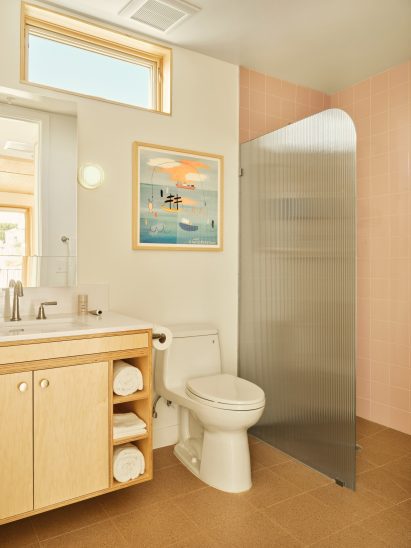 Bathroom with earthy materials