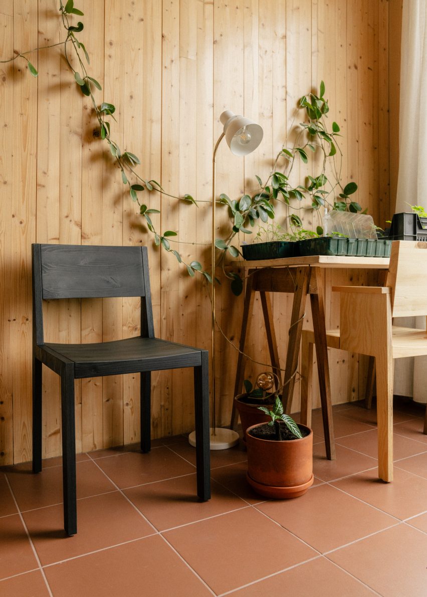 Maasto chair in black