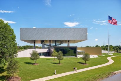 Anodized aluminium structure on stilts