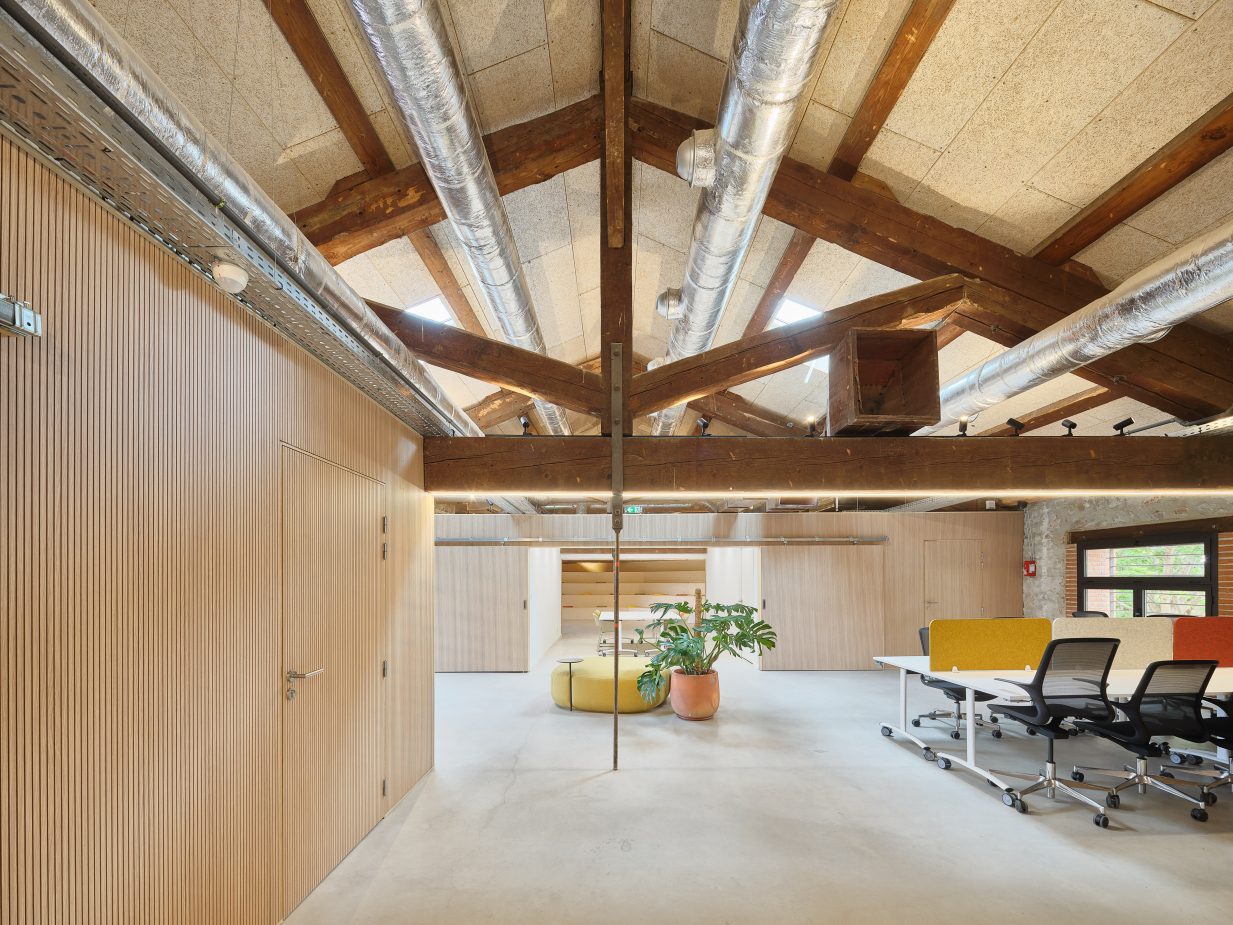 Declick Coworking in Alenya by Octavio Mestre Arquitectos