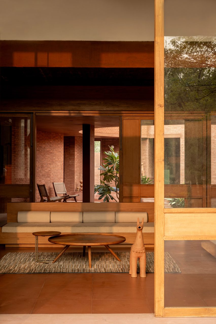 Alloa Hills weekend house by Studio Sangath