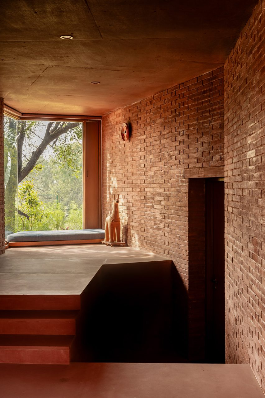 Alloa Hills weekend house by Studio Sangath