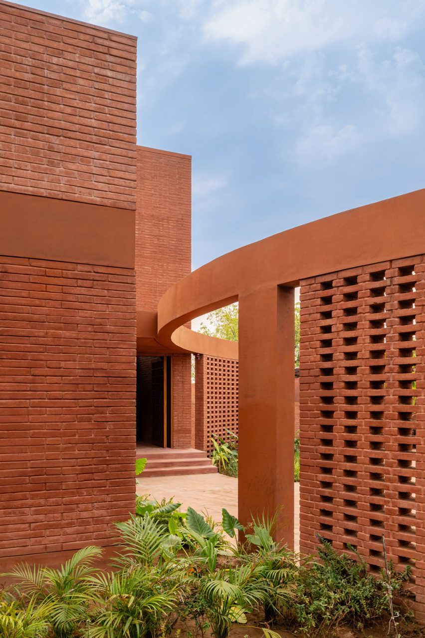 Alloa Hills weekend house by Studio Sangath