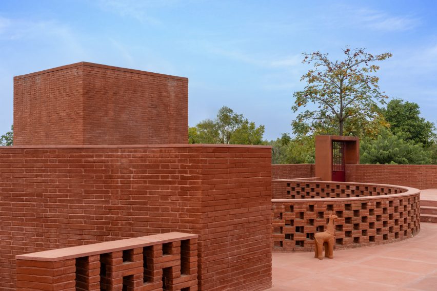 Alloa Hills weekend house by Studio Sangath