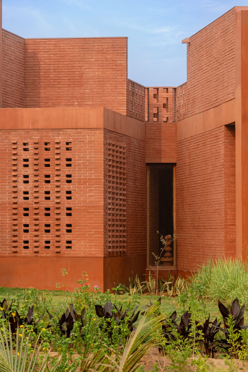 Alloa Hills weekend house by Studio Sangath