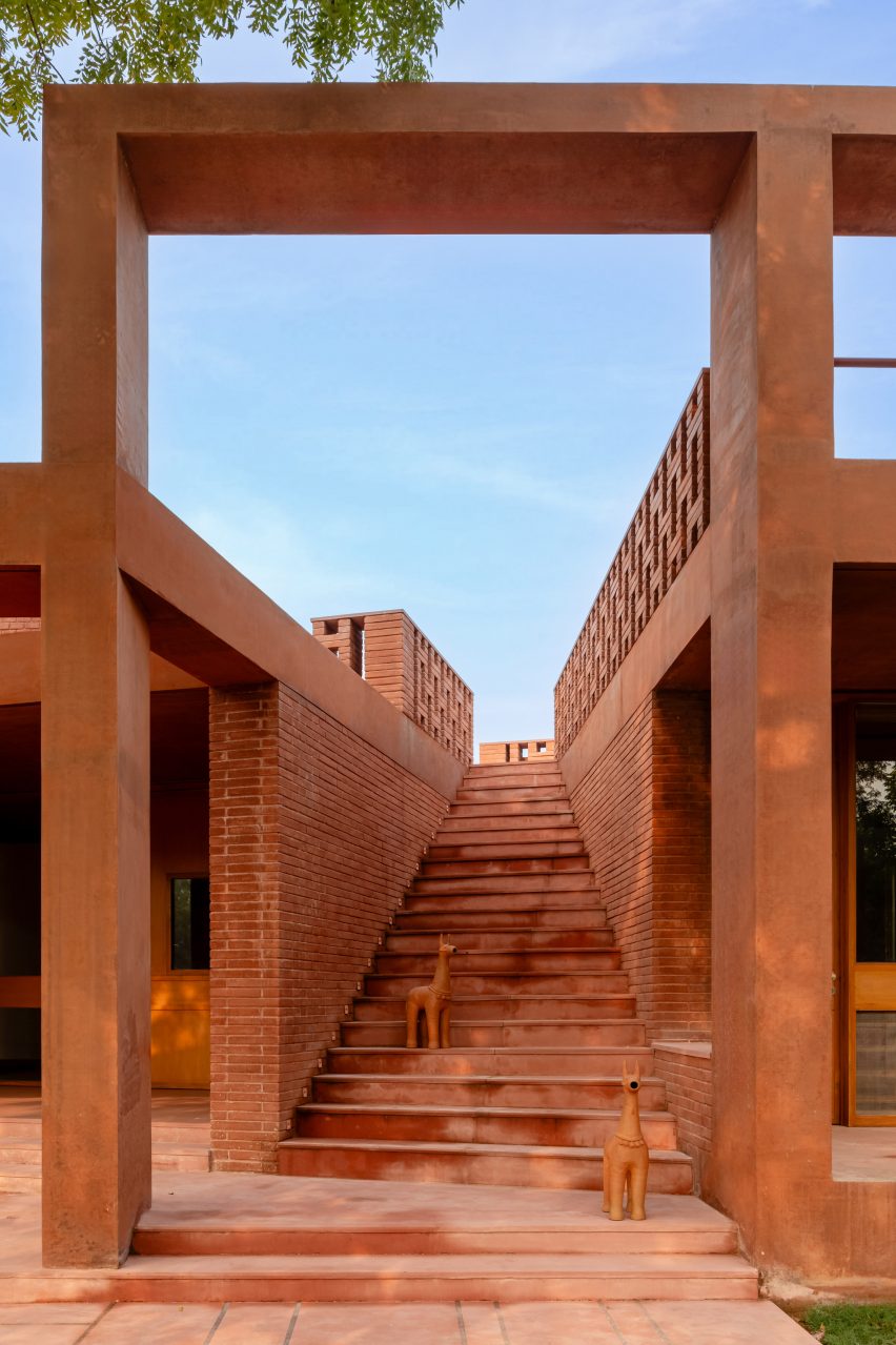 Alloa Hills weekend house by Studio Sangath