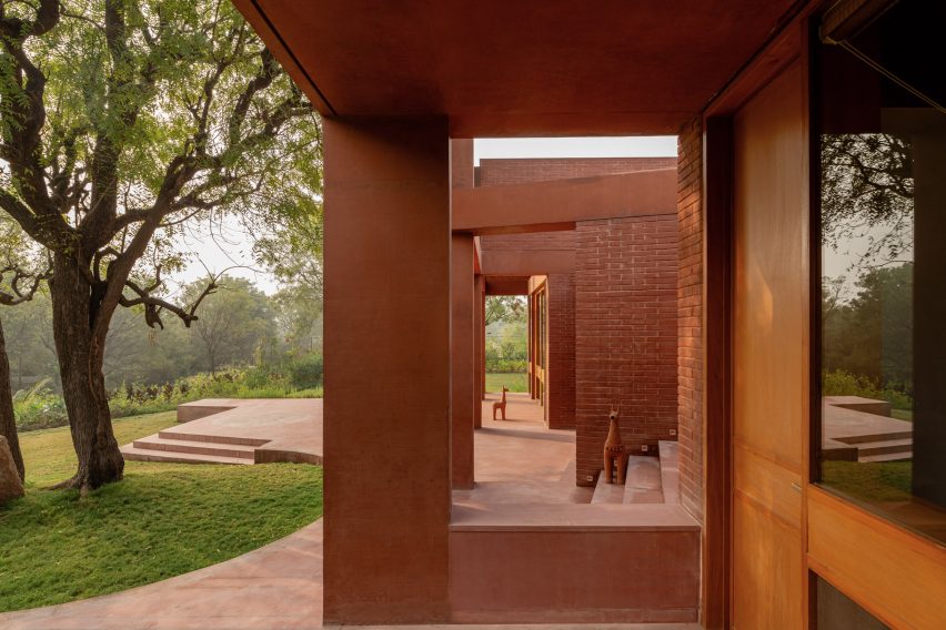 Alloa Hills weekend house by Studio Sangath