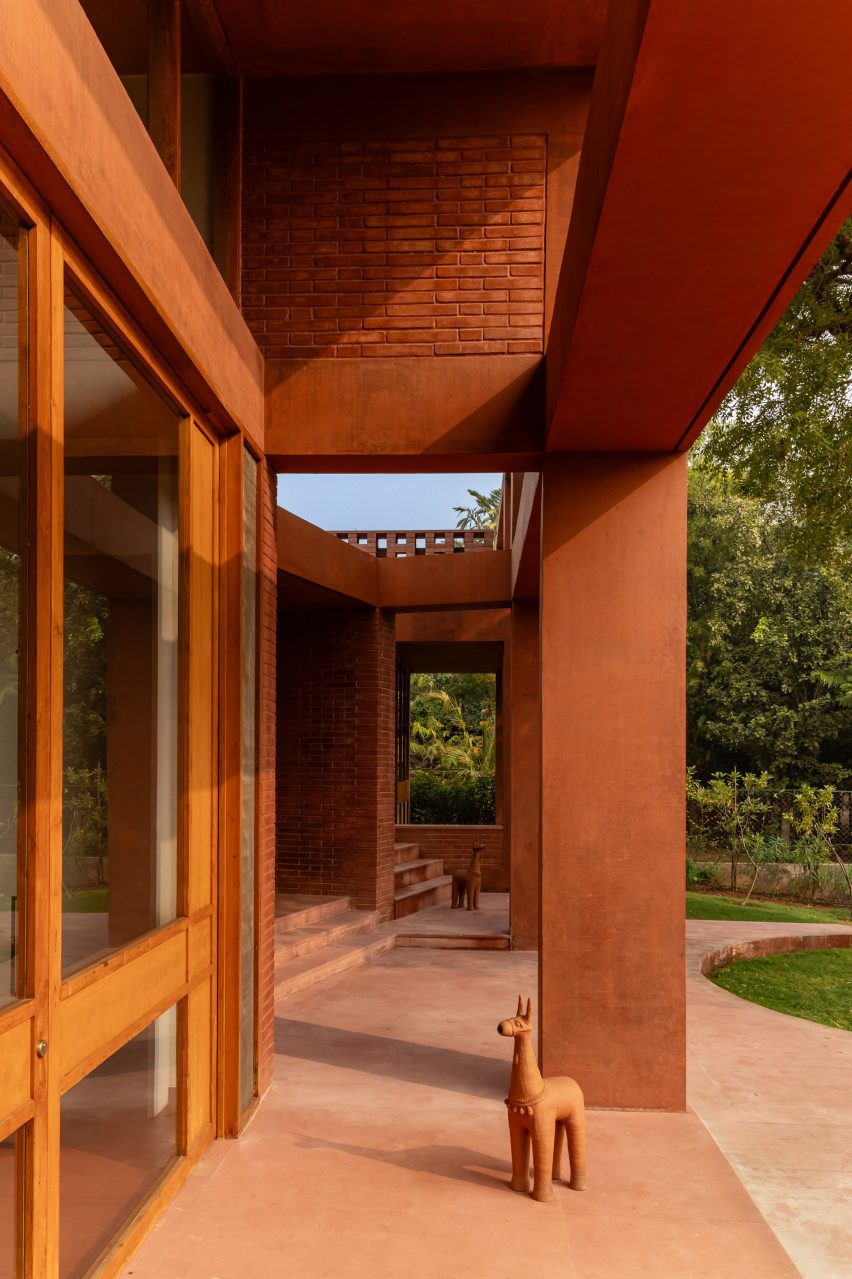 Alloa Hills weekend house by Studio Sangath