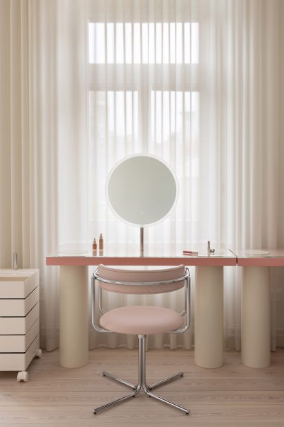 Makeup desk with round mirror