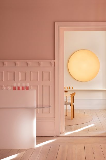 Sun-like wall installation